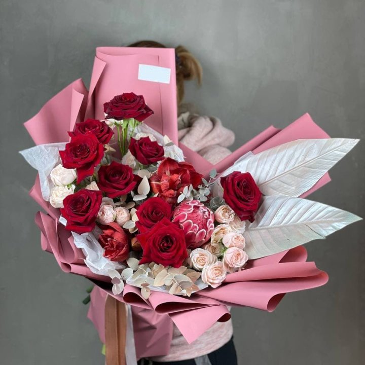 Дизайнерский букет "Ред Вильвет" в Саратове