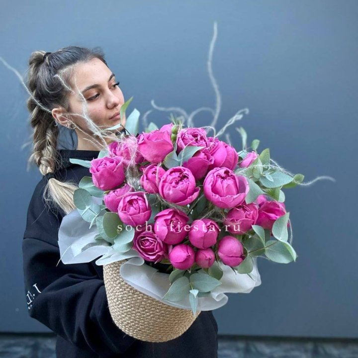 Пионовидные розы  в джутовом кашпо  в Саратове