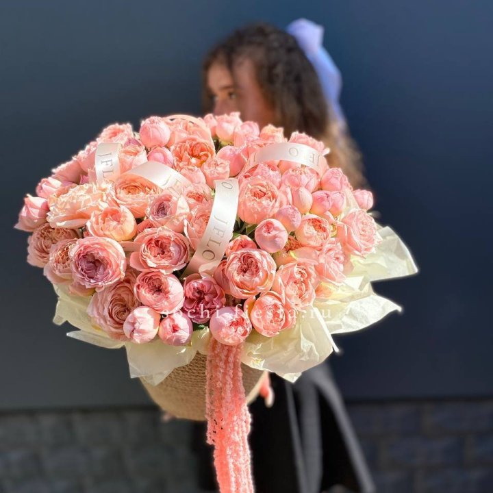 Кустовые розы Джульетта в джутовом кашпо в Саратове