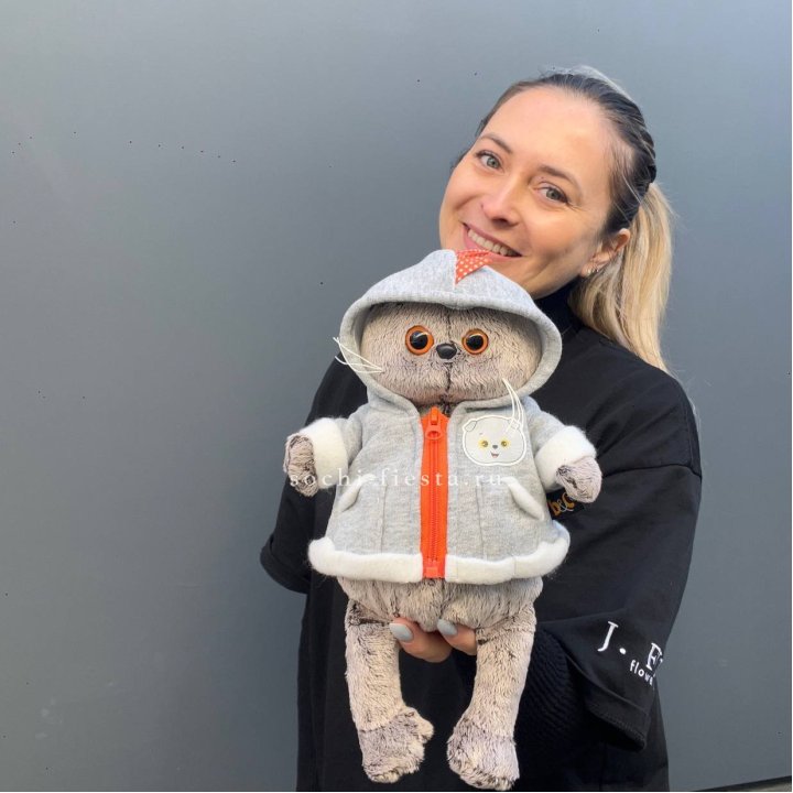 Кот Басик в толстовке в Саратове