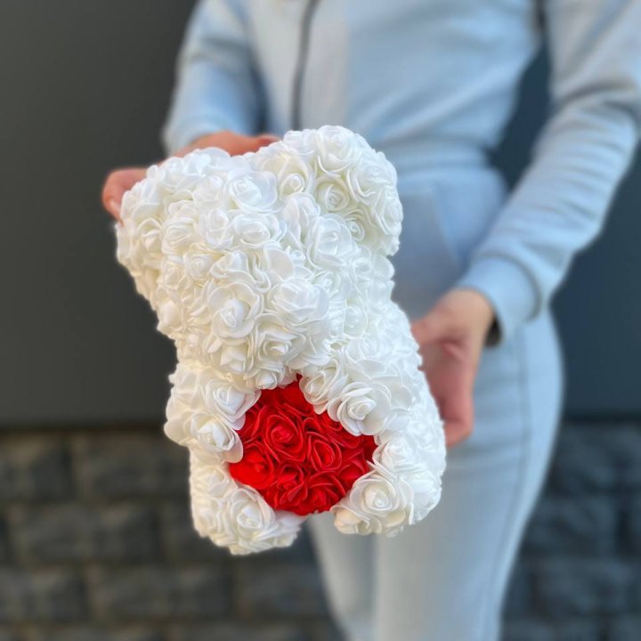 Медведь с красным седцем в Саратове