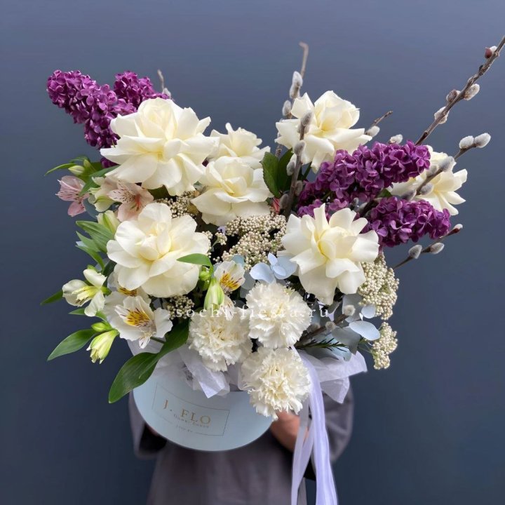 Цветочный бокс Французских роз и Сирени в Саратове