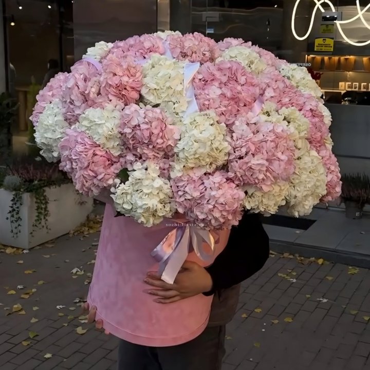 Дизайнерский цилиндр с гортензиями  в Саратове