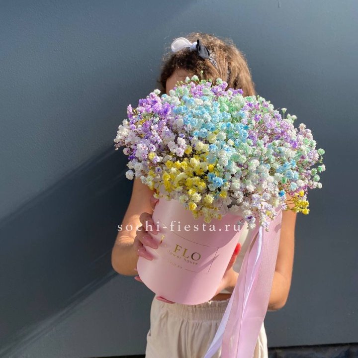 Радужные гипсофилы в шляпной коробке в Саратове