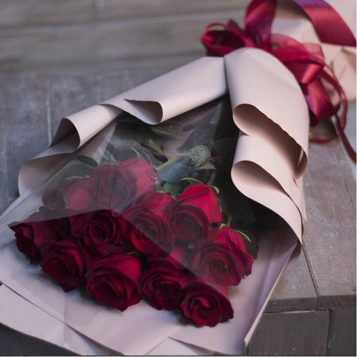11 голландских роз в оформлении в Саратове
