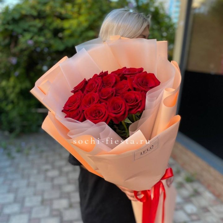 15 голландских роз в оформлении в Саратове