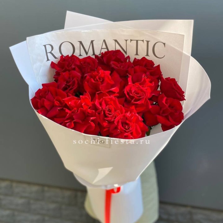 19 высоких роз в оформлении в Саратове
