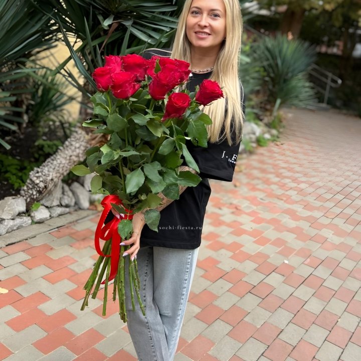 15 высоких красных роз в Саратове