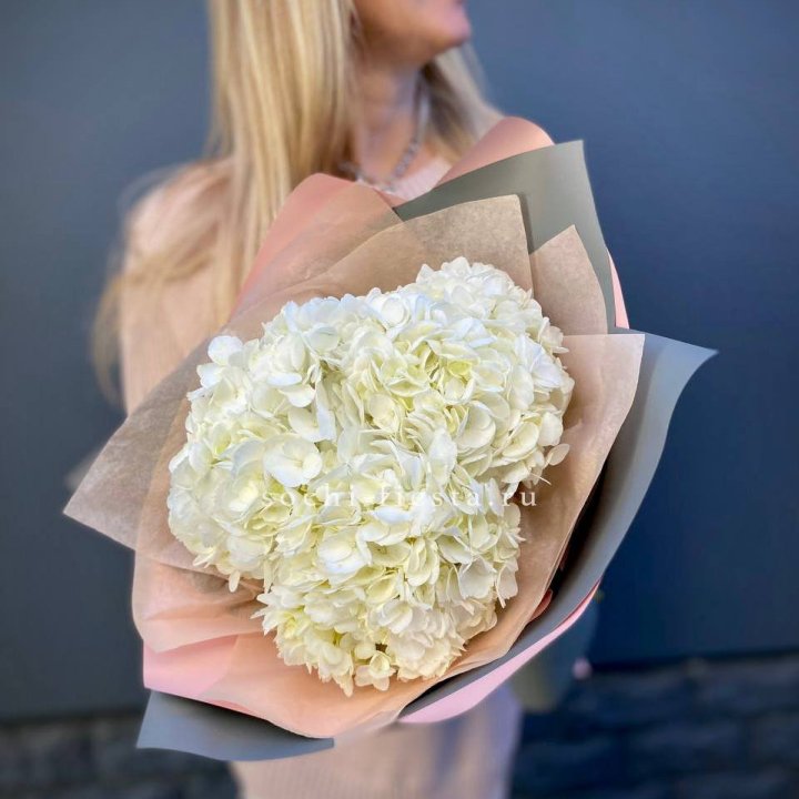 Букет из трёх белых гортензий в Саратове