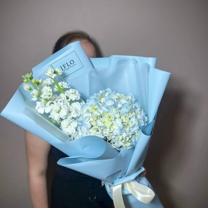 Гортензия голубая с маттиолой в Саратове