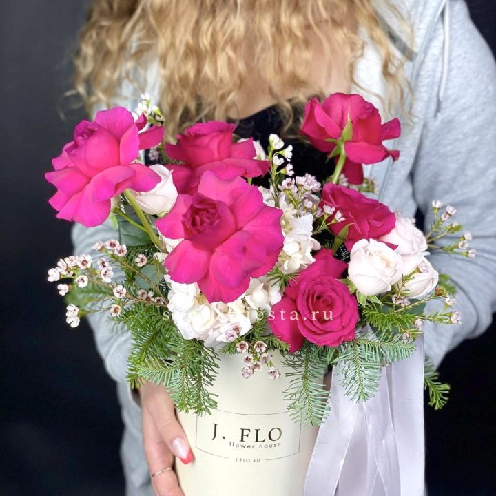 Новогодняя композиция в коробке пинк розе в Саратове