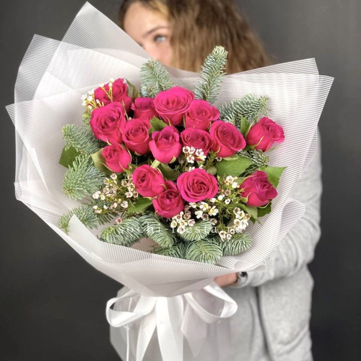 Новогодний букет Елки и Розы в Саратове