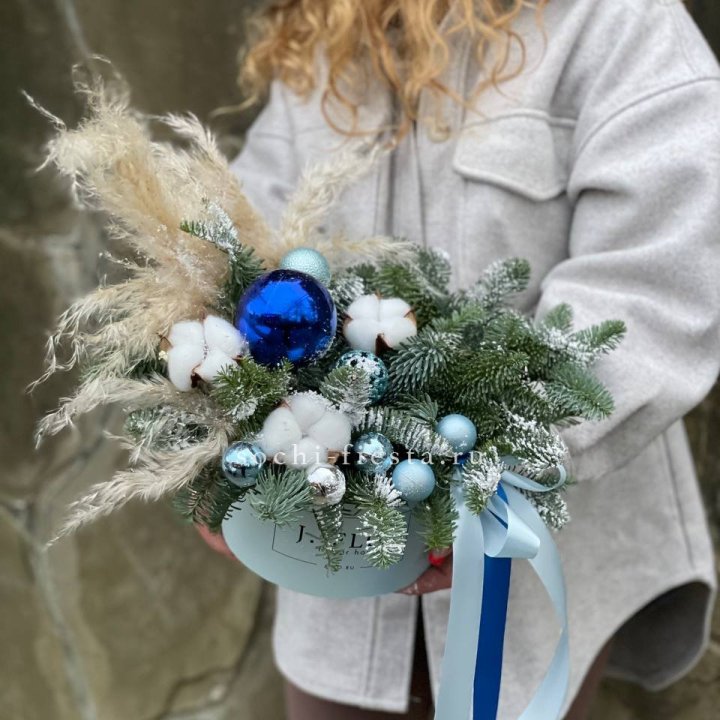 Новогодняя композиция в коробке блю в Саратове