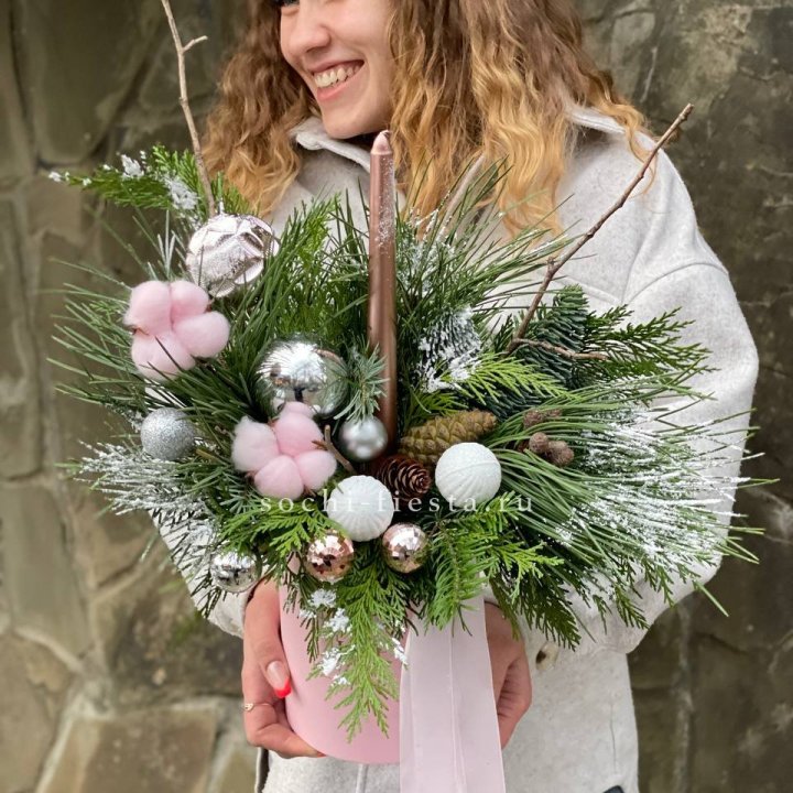 Новогодняя композиция в коробке пинк в Саратове