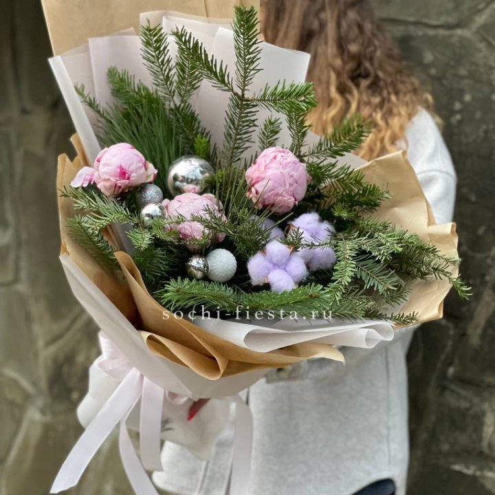 Новогодний букет с пионами  в Саратове