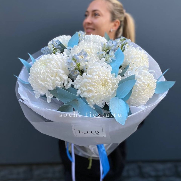 Букет хризантем Бигуди и дельфиниума  в Саратове