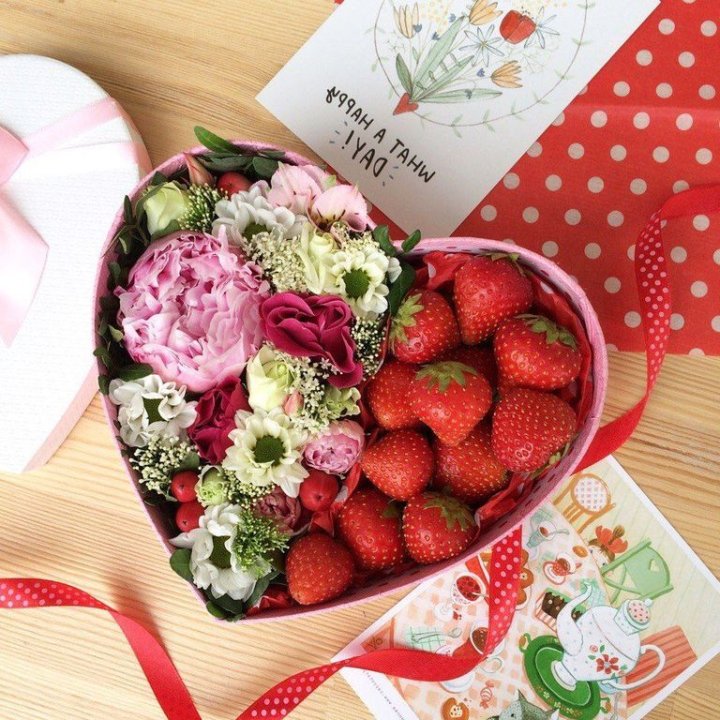 Бокс с клубникой и цветами в Саратове