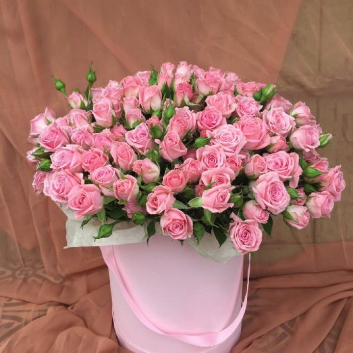 Кустовые розы в коробке в Саратове