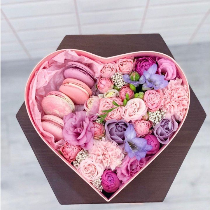 Бокс-сердце с макаронс  в Саратове