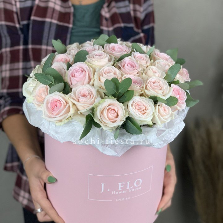 35 розовых роз в цилиндре в Саратове