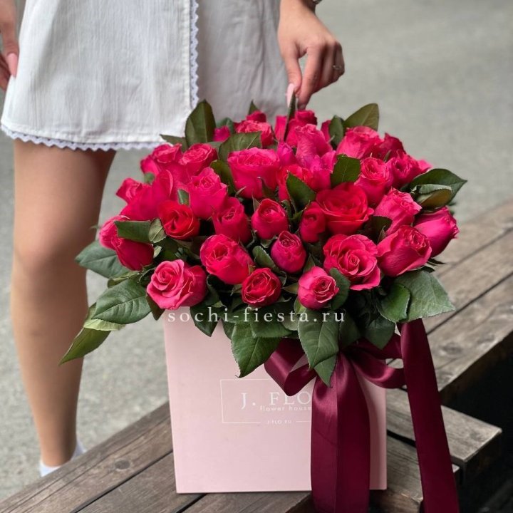 55 алых роз в кубе в Саратове