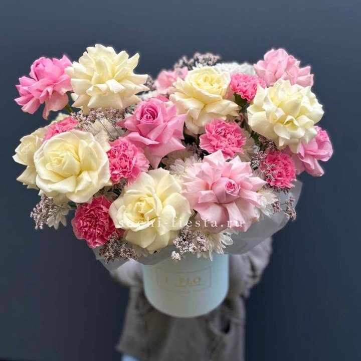 Коробка французских роз и диантусов "Бони" в Саратове