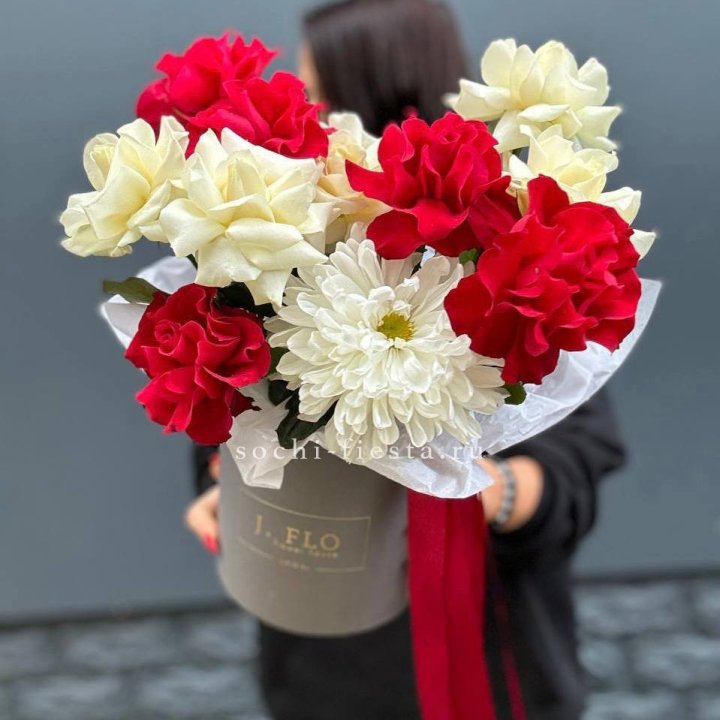 Французские розы с хризантемой в боксе в Саратове