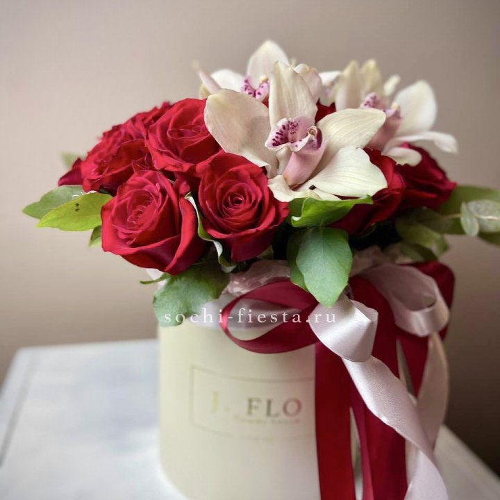 Розы и орхидеи в боксе в Саратове