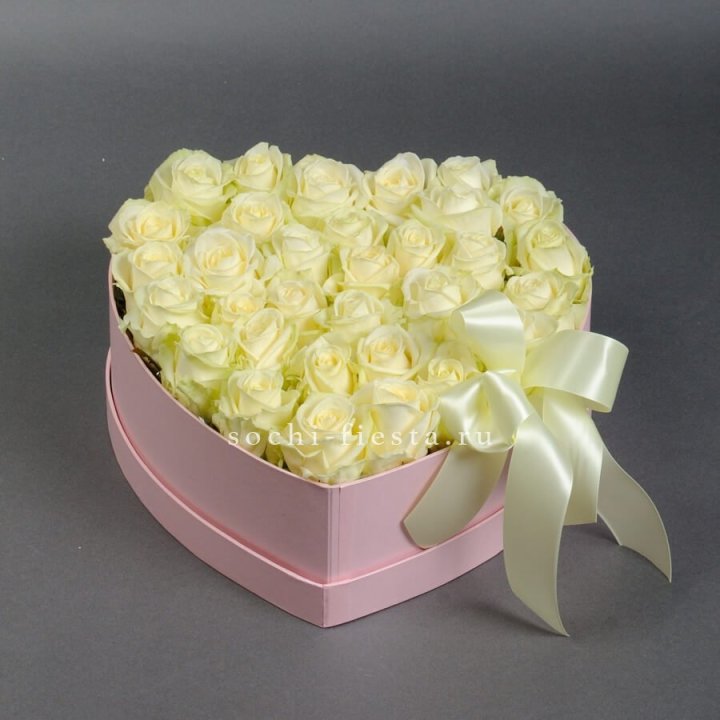 35 белых роз в коробке "Сердце" в Саратове