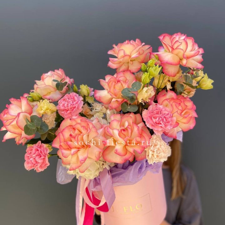 Бокс нежный с розами в Саратове