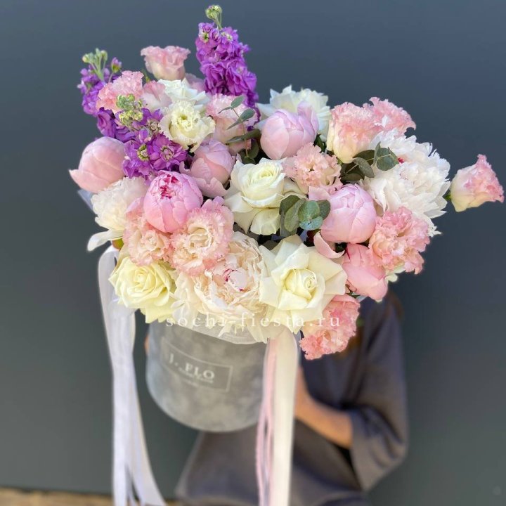 Дизайнерский цилиндр с пионами "Ривьера" в Саратове