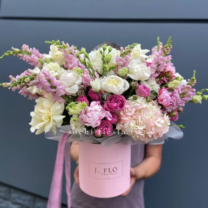 Дизайнерский цилиндр с пионами "Саманта" в Саратове