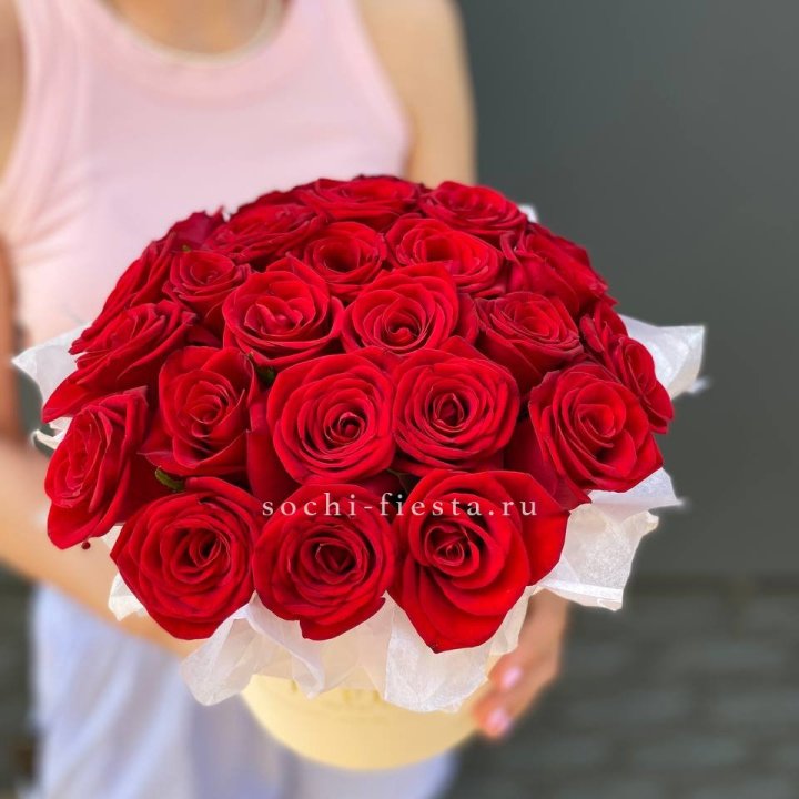 Красные розы в цилиндре в Саратове
