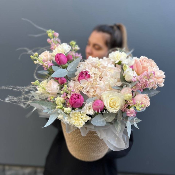 Цветочная композиция в джутовом боксе  в Саратове