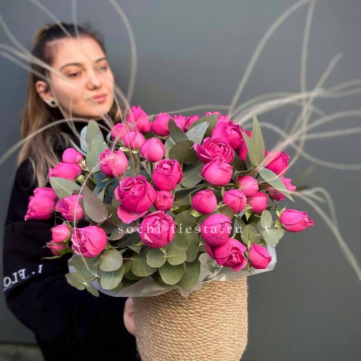 Пионовидные розы Мисти Бабблс в джутовом кашпо в Саратове