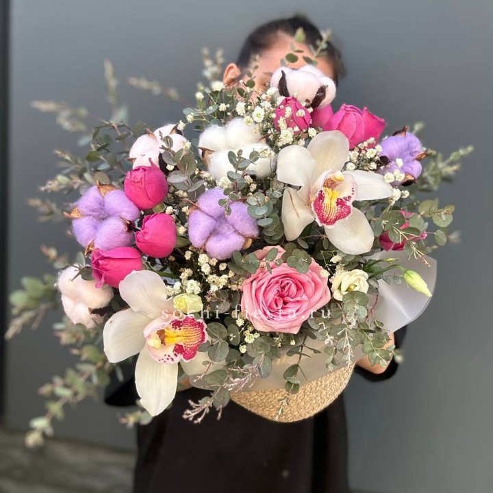 Орхидея и розы в джутовом кашпо в Саратове