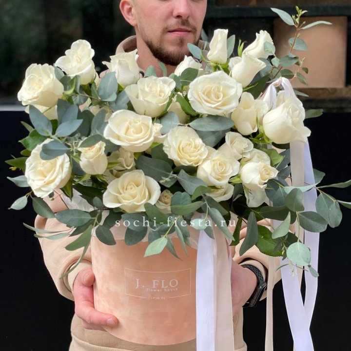 41 белая роз в бархатном боксе в Саратове