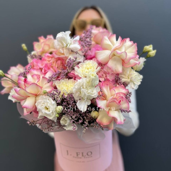 Цветочная композиция "Глория" в боксе в Саратове