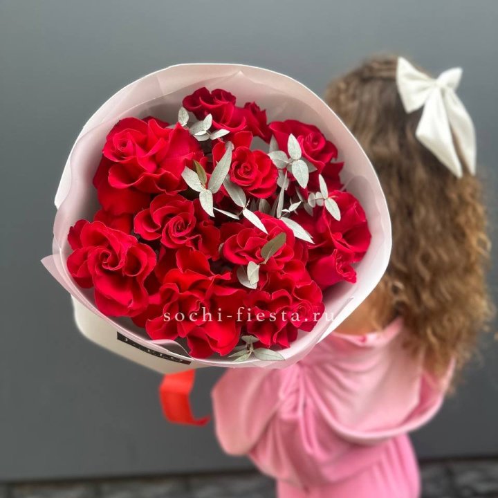 11 Красных французских роз в Саратове