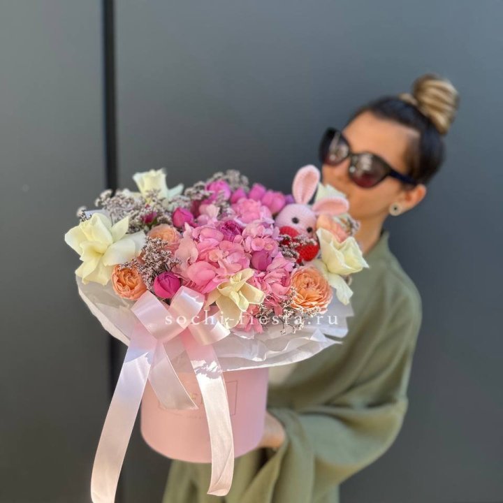 Дизайнерский цилиндр с игрушкой "Лола" в Саратове