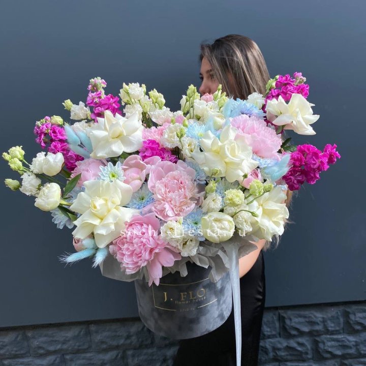 Дизайнерский цилиндр "Пионы гарден" в Саратове