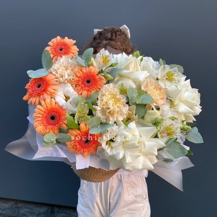 Розы и герберы в джутовом кашпо "Георгино" в Саратове