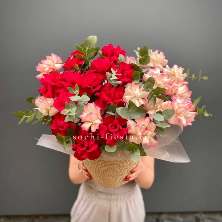 25 Французских роз в джутовом кашпо  в Саратове