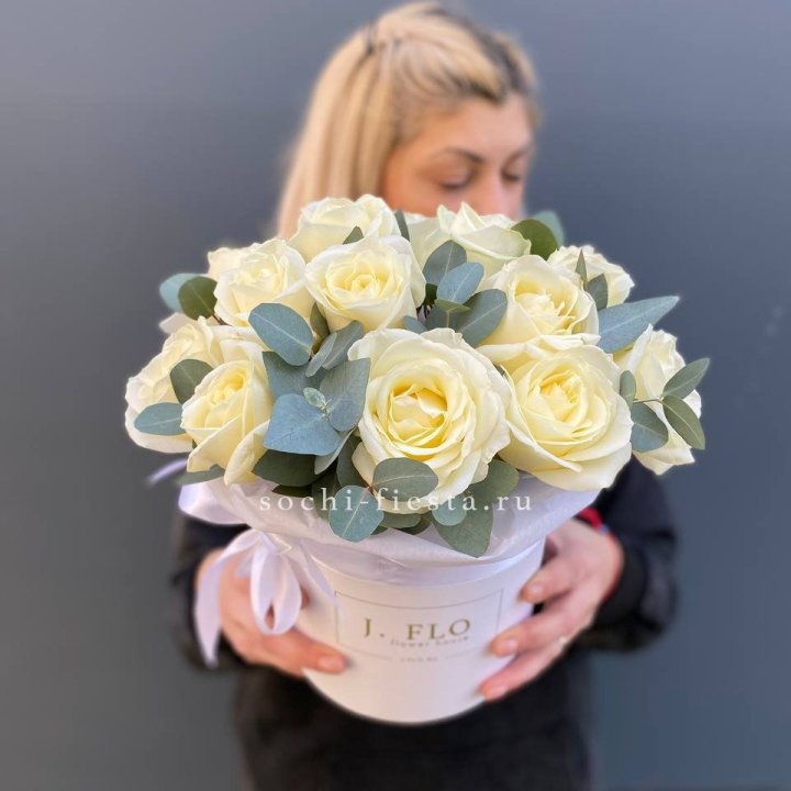 15 белых роз в боксе в Саратове