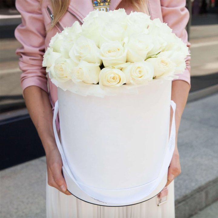 35 белых роз в цилиндре в Саратове