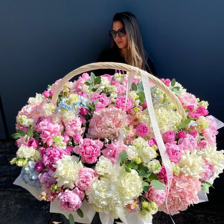 Цветочная корзина из пионов и пионовидных роз "Перфекте" в Саратове
