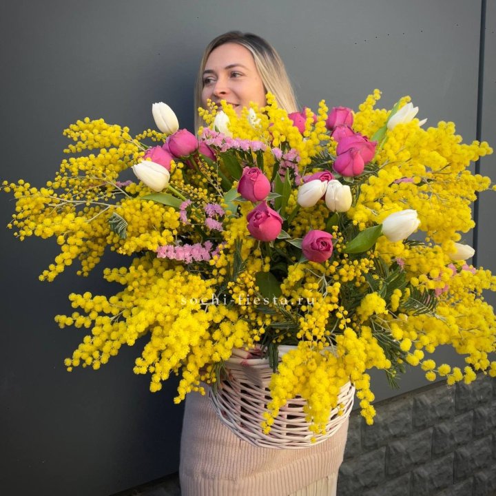 Цветочная корзина с мимозой "Спринг" в Саратове