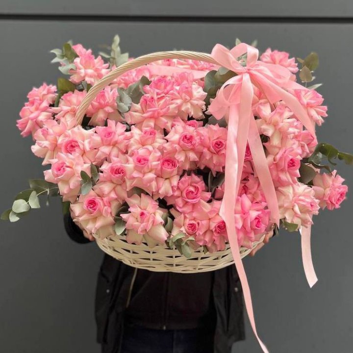 51 розовая роза в корзине в Саратове