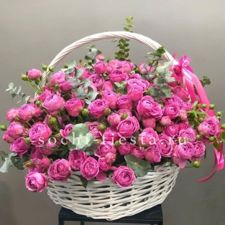 65 пионовидных кустовых роз в корзине в Саратове