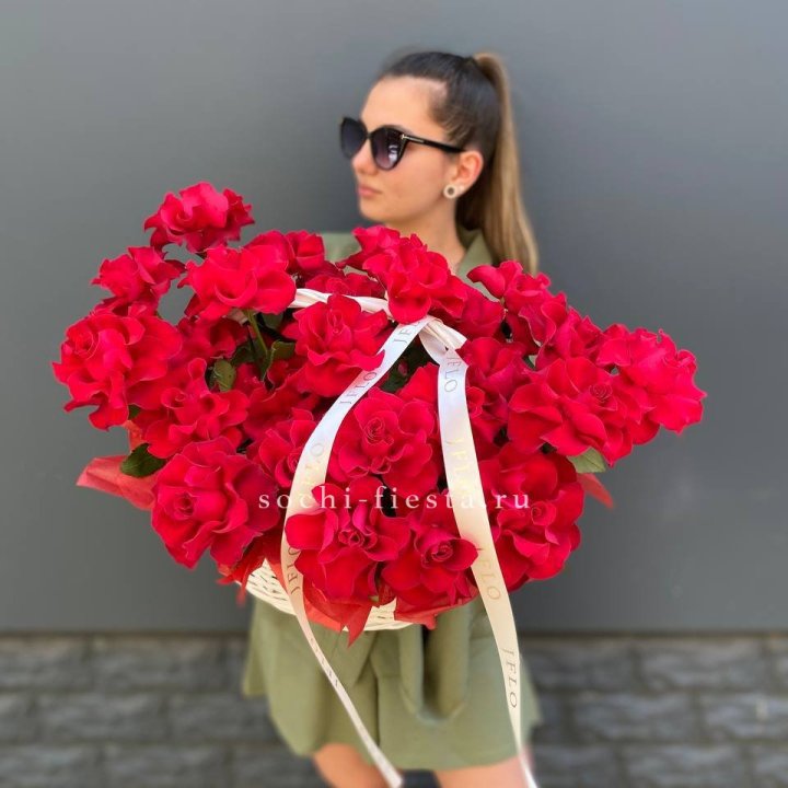 Красные французские розы в корзине в Саратове